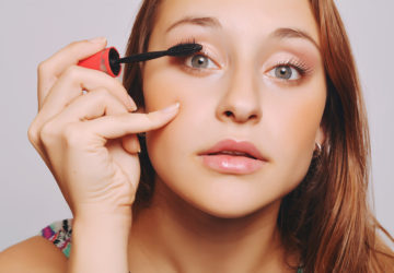 Mascara-Fleck entfernen