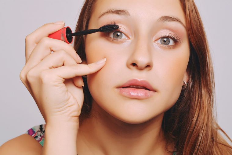 Mascara-Fleck entfernen