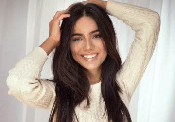 Make-Up-Fleck auf dem Pullover