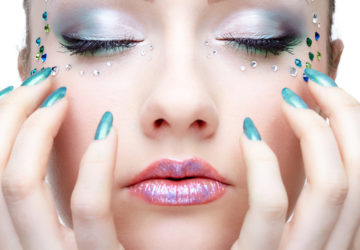 Frau mit Glitzer-Make-Up