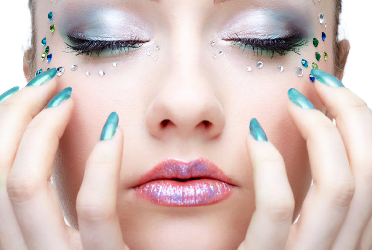 Frau mit Glitzer-Make-Up