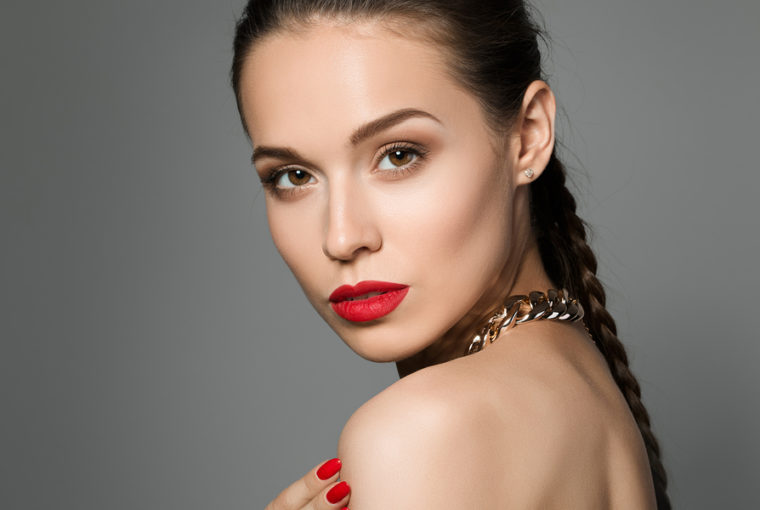Make Up mit roten Lippen