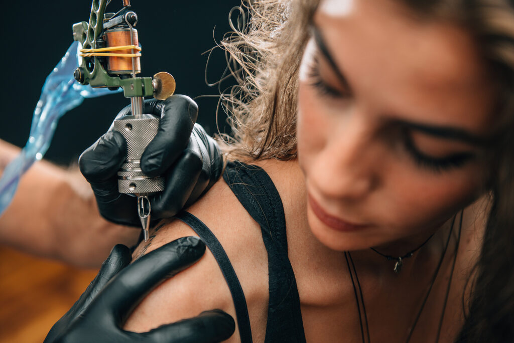 Chicano-Masken-Tattoo: Bedeutung, Geschichte und worauf du vor dem Stechen achten solltest