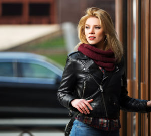 Make-Up-Flecken auf der Lederjacke