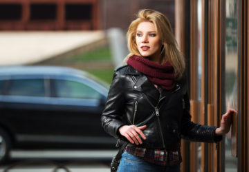 Make-Up-Flecken auf der Lederjacke