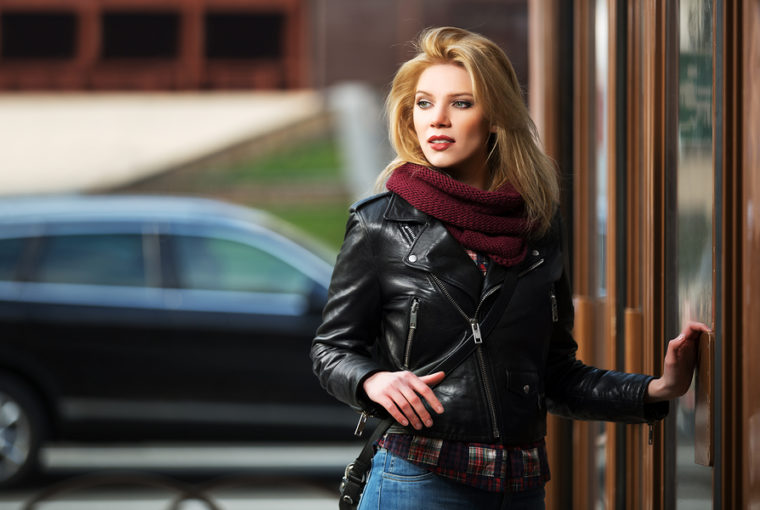 Make-Up-Flecken auf der Lederjacke