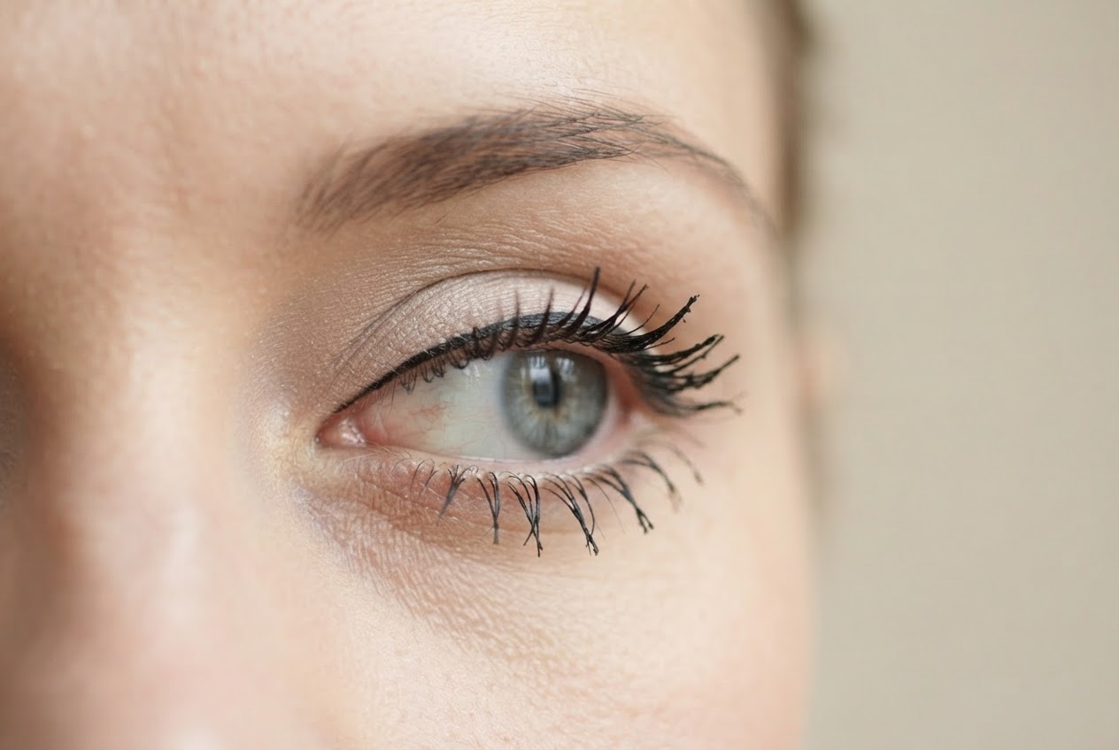 Close-up of a woman's eye with emphasized lower lashes, including individual lash clusters applied to the outer lower lash line.
