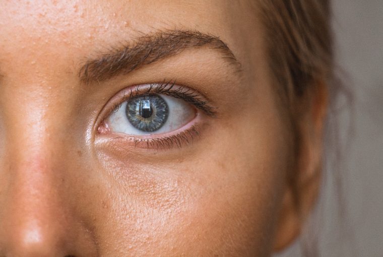 close-up photo of persons eye