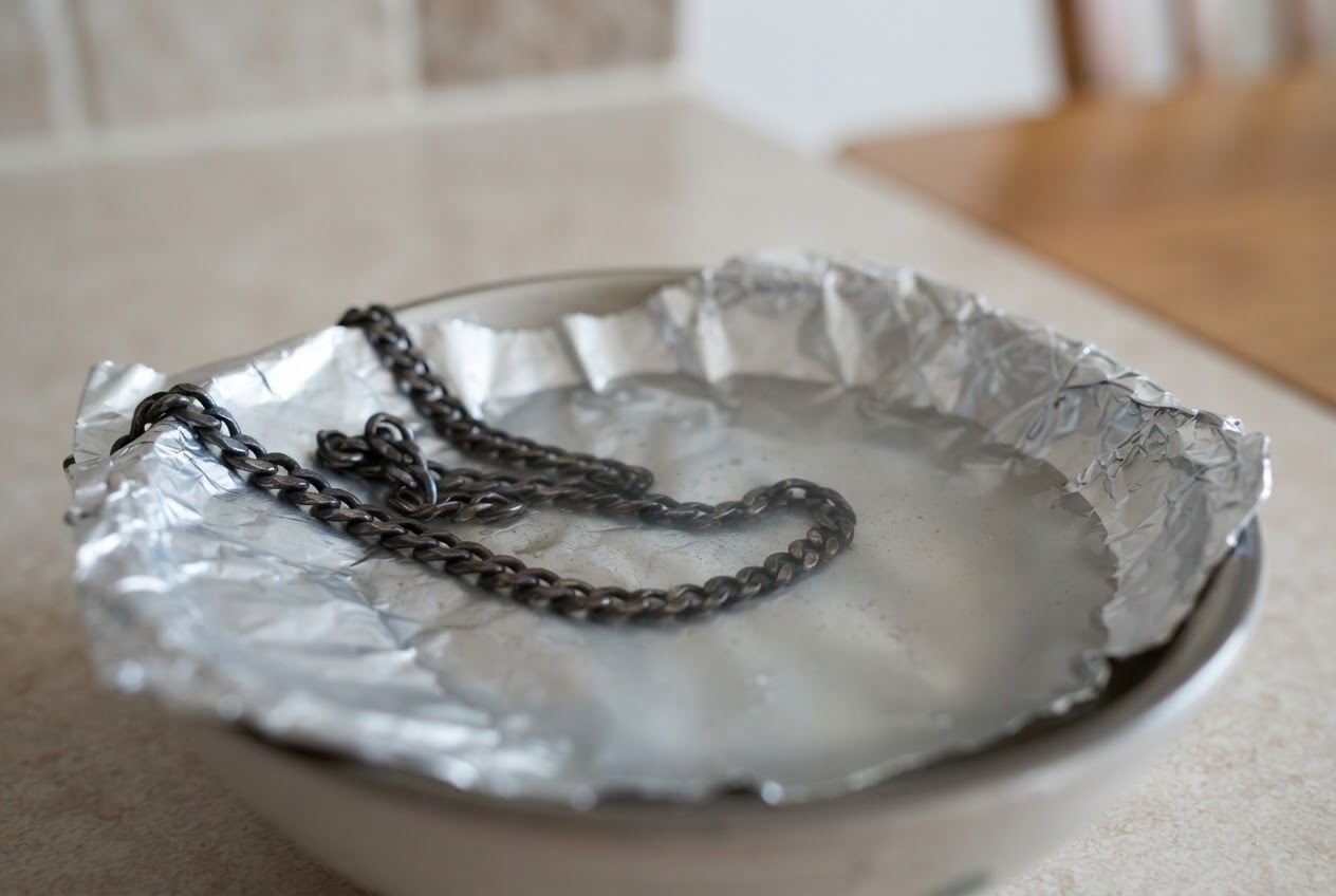 Realistic photo for Angelaufenen Silberschmuck mit Hausmitteln reinigen
