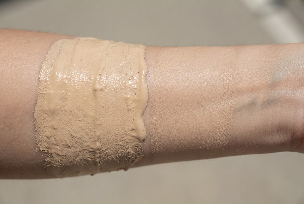 Vergleich zweier Hautstellen am Arm: links dick aufgetragene Camouflage mit maskenhaftem Effekt, rechts dünn aufgebaut mit natürlichem Finish